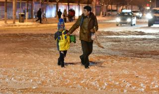 家长开铲车到校扫雪